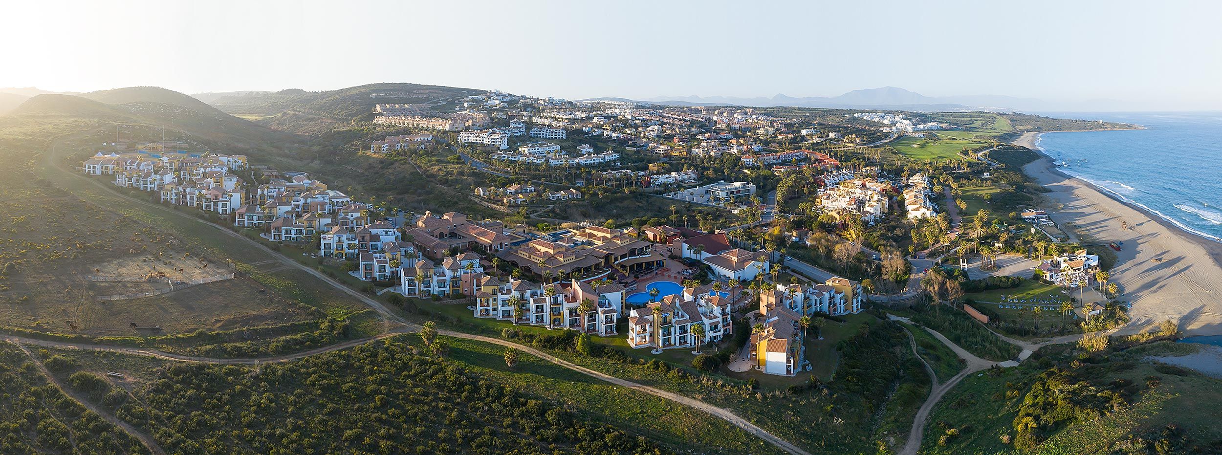 Panorama-Luftaufnahme der Clubanlage Aldiana an der Costa del Sol mit Küste