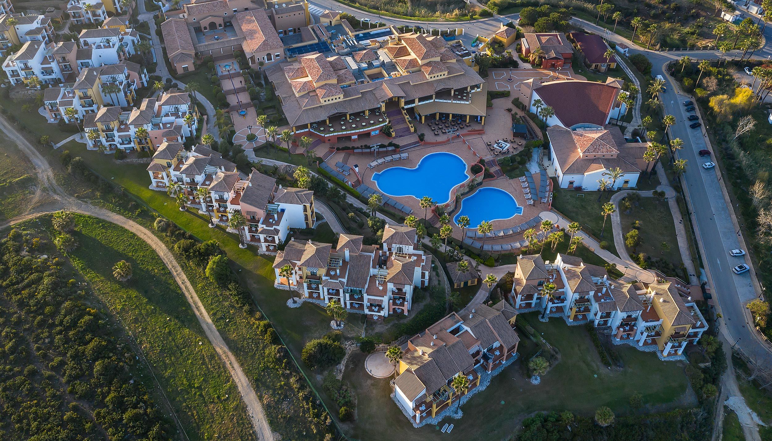 Luftaufnahme der Clubanlage mit Pools und Gartenanlagen