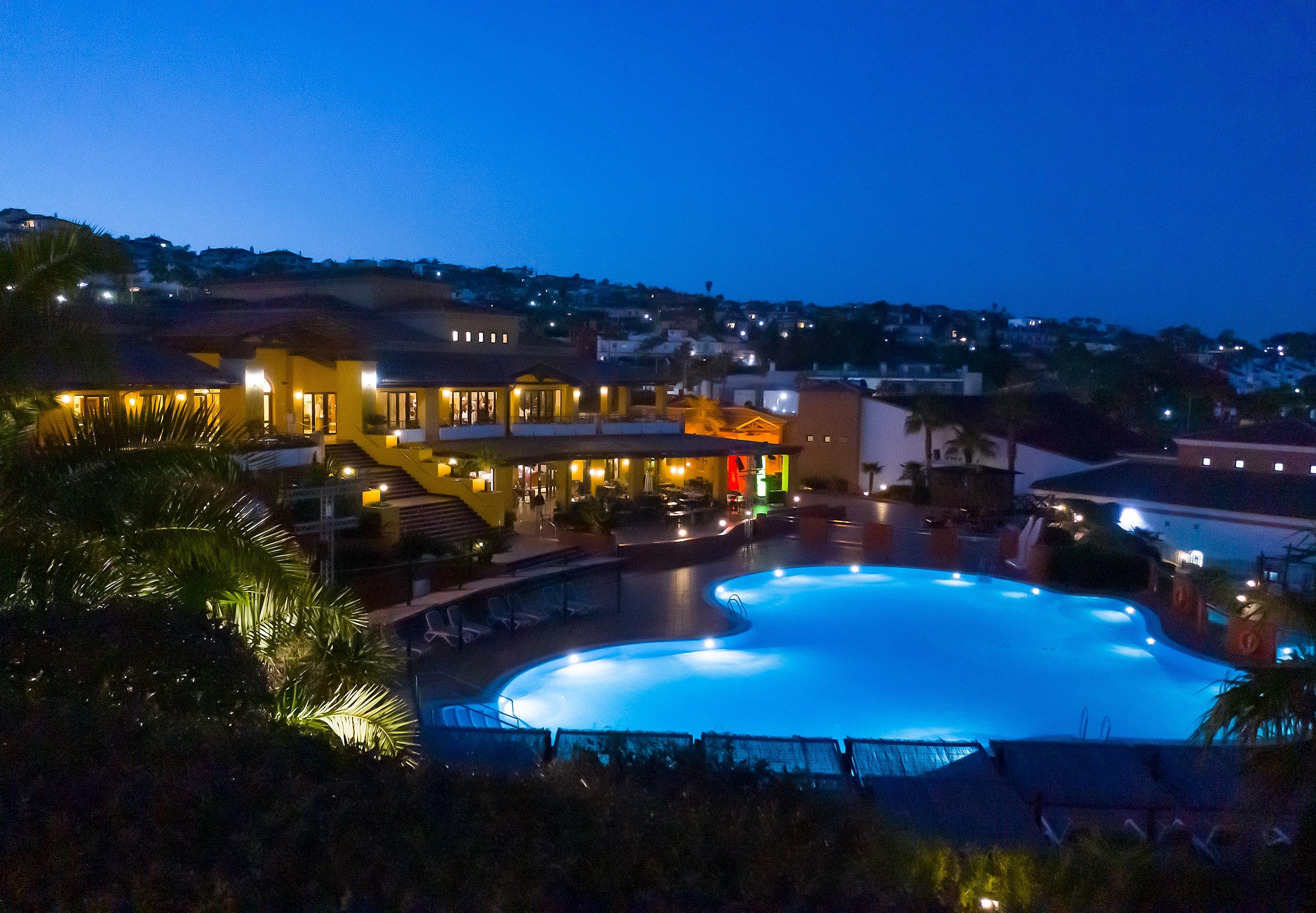 Beleuchteter Pool der Anlage zur blauen Stunde