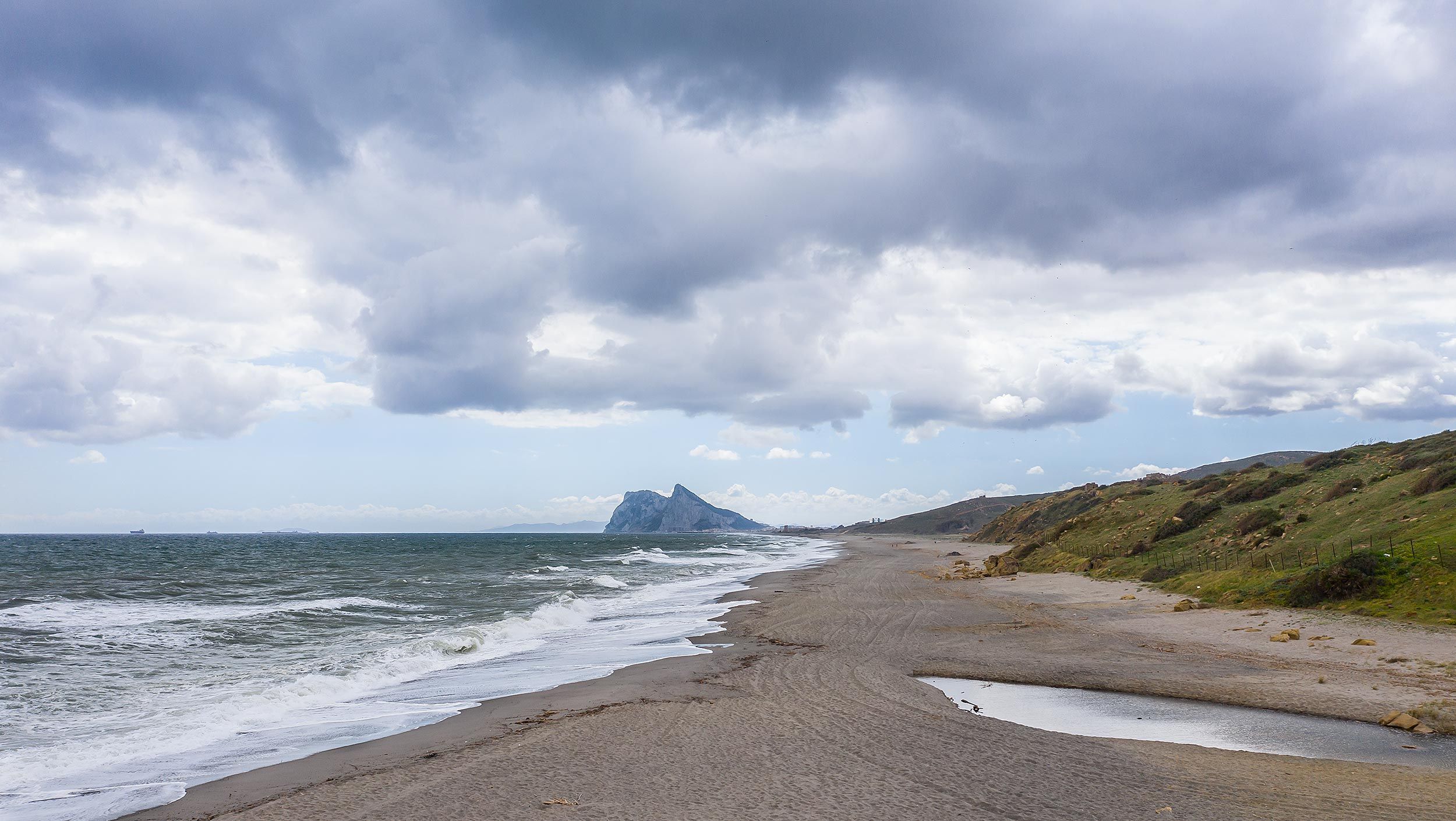 Küstenlinie unter Wolkenhimmel