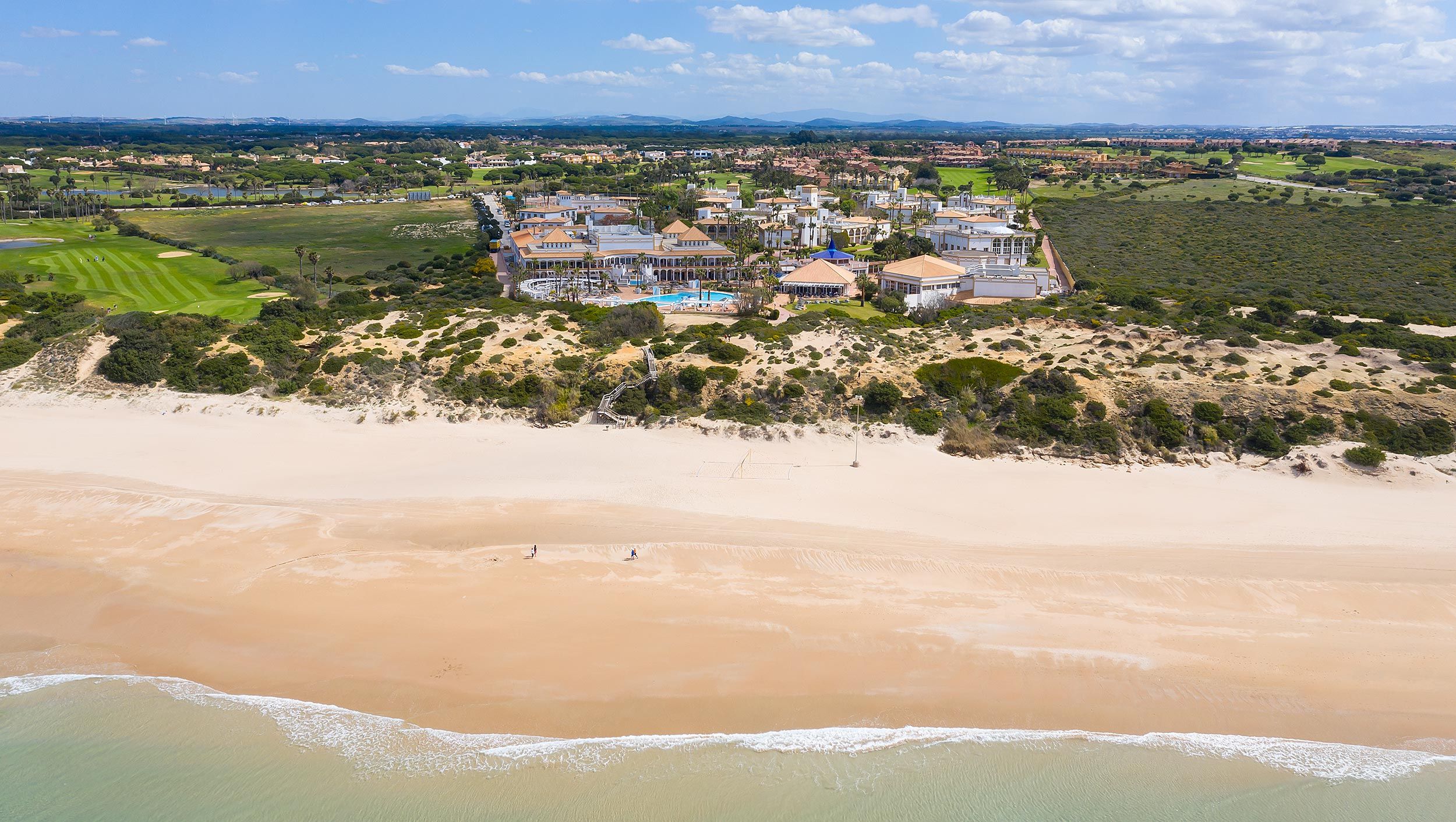 Clubanlage hinter Dünen und Sandstrand