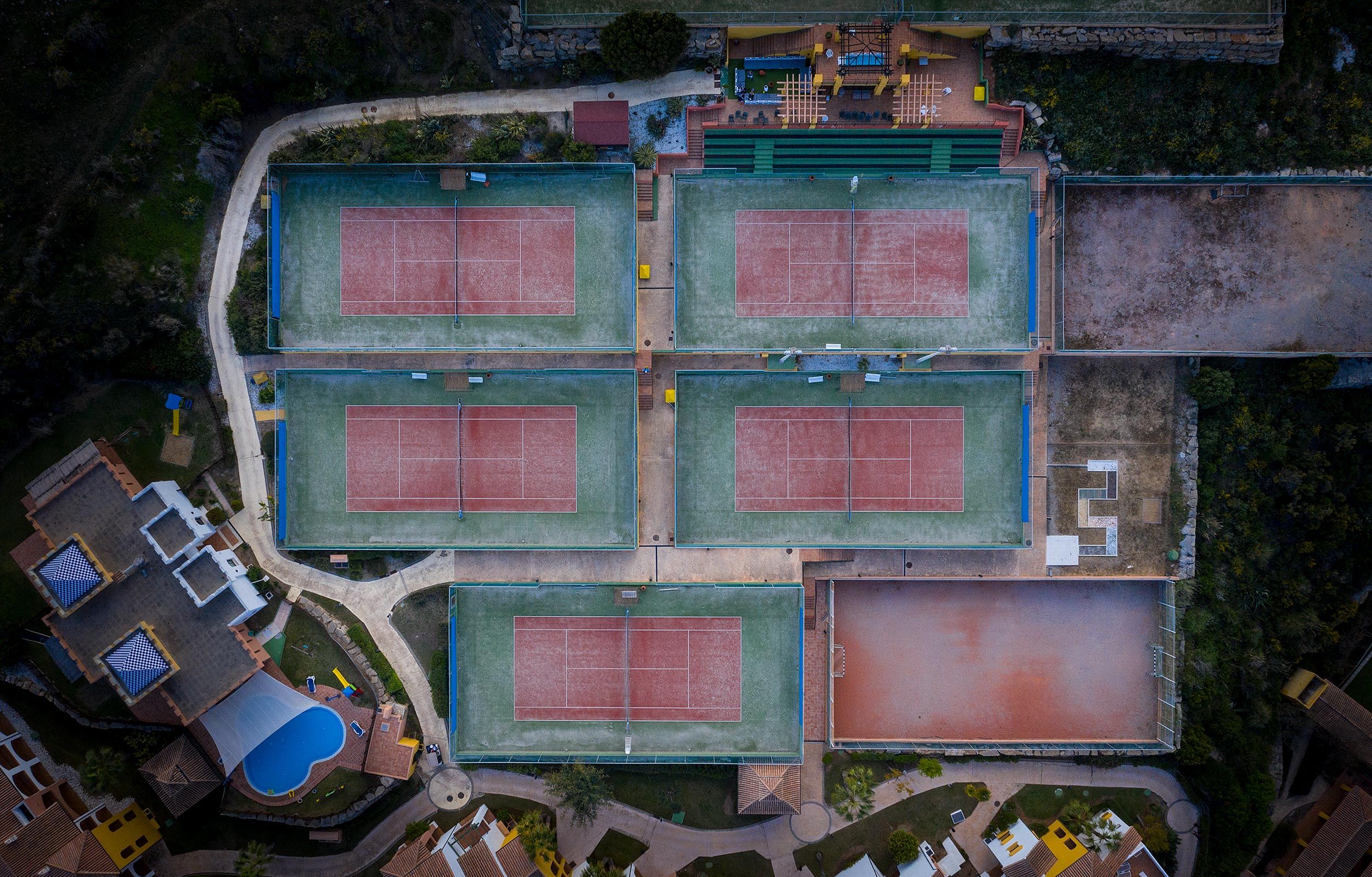 Tennisplätze der Anlage aus der Vogelperspektive