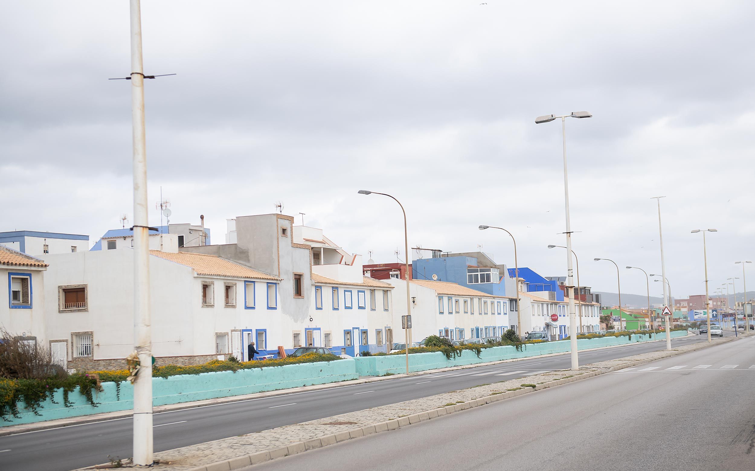 Promenade mit weißen Häusern