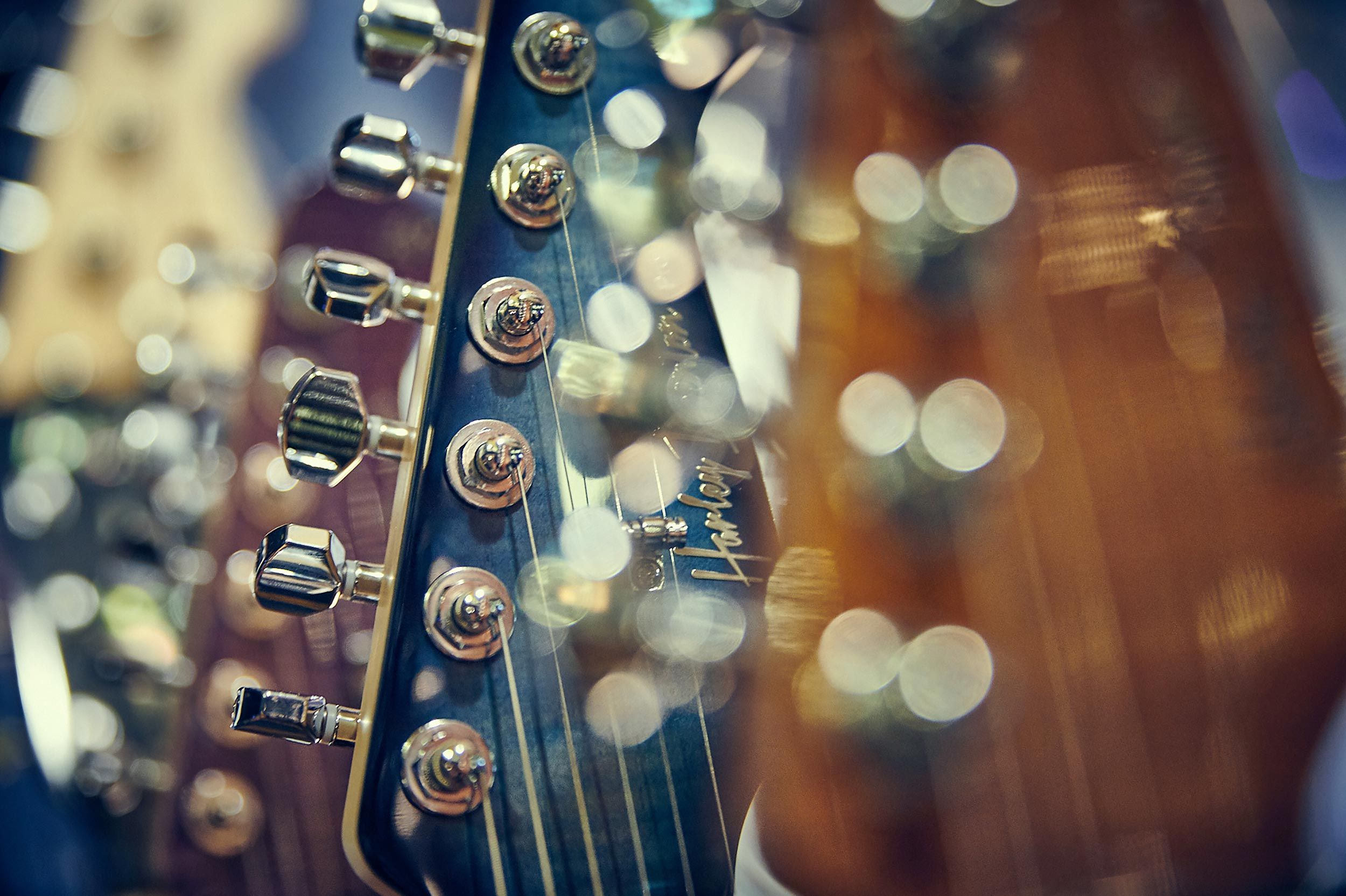 Kopfplatte einer Harley Benton E-Gitarre mit Mechaniken, Image-Shooting für Thomann