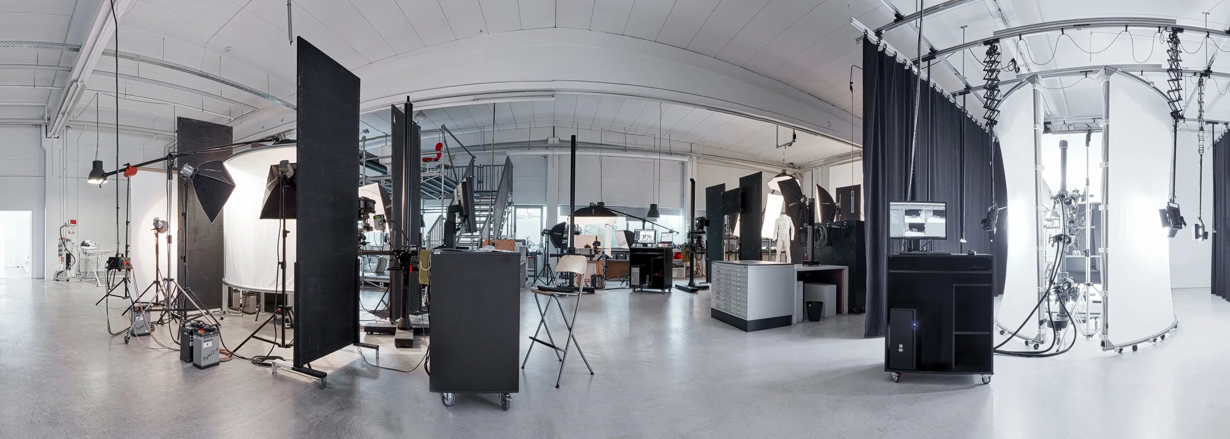 Studiofläche des Fotostudios drehmomente.de in Nürnberg mit mehreren Sets